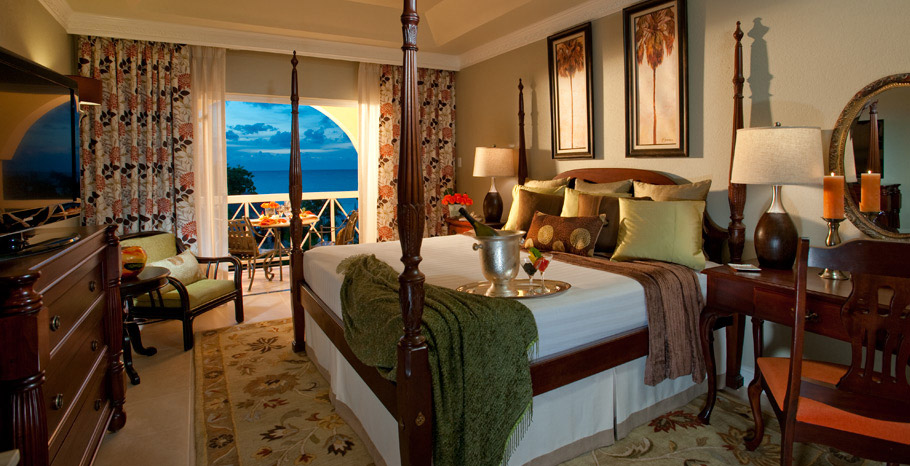 Beachfront Honeymoon Grande Luxe Club Level Room (HB)