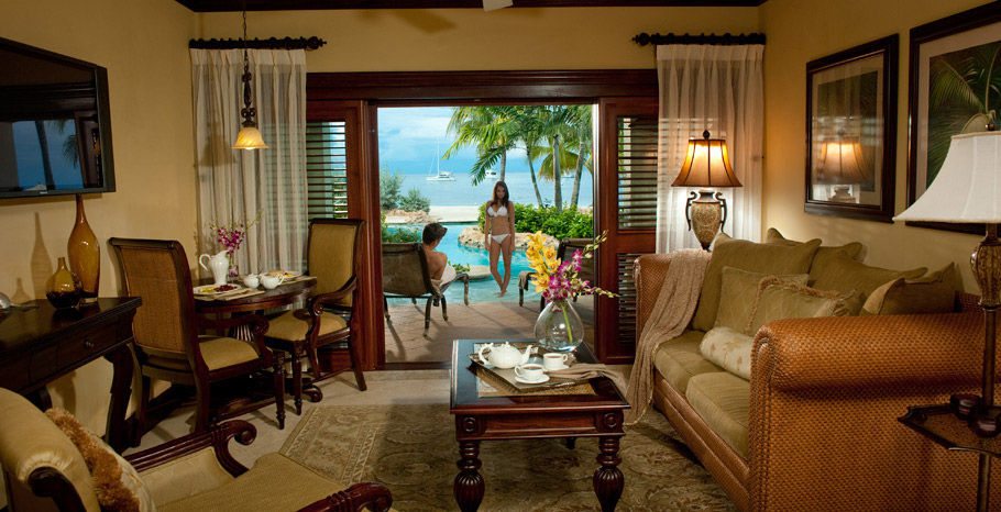 Swim up Crystal Lagoon Beachfront One Bedroom Butler Suite (1R)