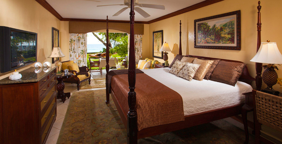 Emerald Beachfront Walkout Club Level Room (CBW)